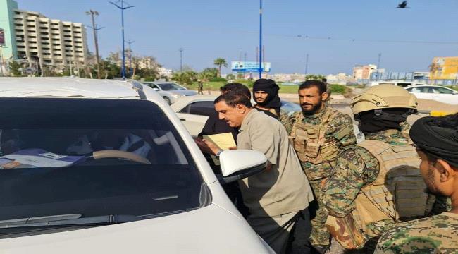 مدير أمن عدن يشرف على الحملة الأمنية لضبط المركبات المخالفة ومنع انتشار السلاح غير المرخص