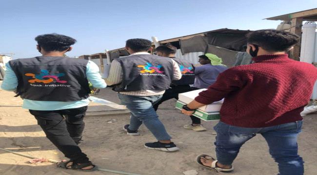 مبادرة إكوا توزع التمور على مخيمات النازحين في مدينة الشعب بالبريقة