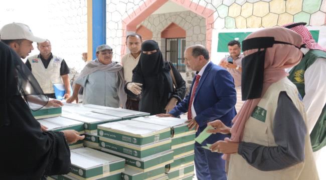 مركز الملك سلمان للاغاثة يدشن توزيع خمسة آلاف طن من التمور ل 13 محافظة يمنية