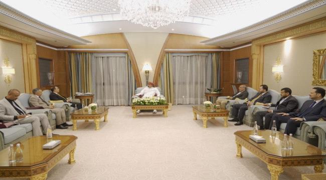 الزبيدي يشدد على الإرياني بتصويب السياسات والرؤى الإعلامية بما يواكب المتغيرات
