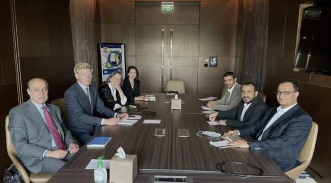أنباء عن توافق يمني أولي في مسقط على توحيد التعامل المصرفي بين عدن وصنعاء