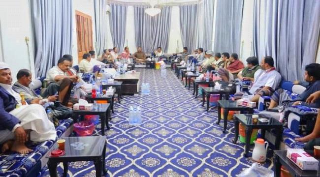 أمين محلي شبوة ووكيلها يناقشان قضايا الأسعار وصرف العملة بالمحافظة