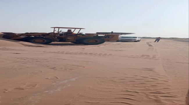 الفرق الفنية تواصل إزاحة الرمال بخورعميرة في لحج