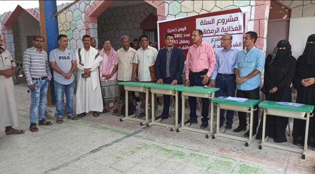 مدير عام البريقة يدشن توزيع (280) سلة غذائية لعمال النظافة والمكفوفين بالمديرية
