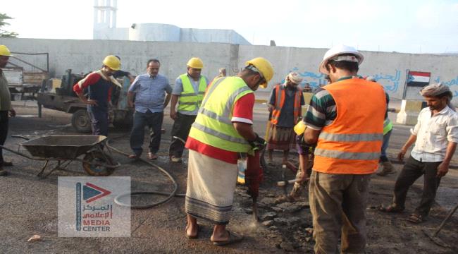 الزهري يتفقد أعمال صيانة الطرق الرئيسية بخورمكسر