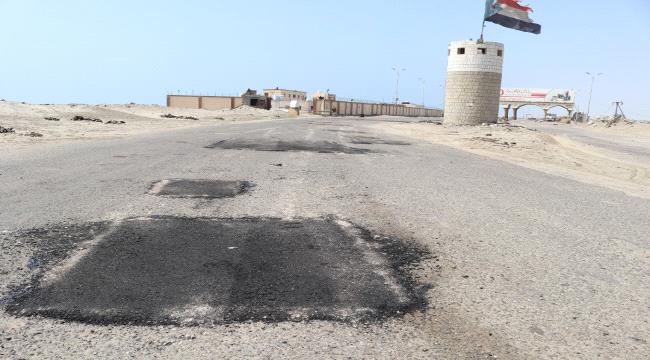 تفادياً للحوادث.. سفلتة حفريات الخط الدولي الرابط بين عدن وأبين 