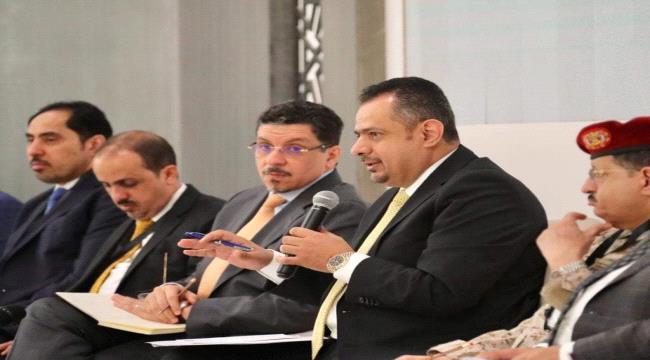 وصول رئيس الوزراء وعدد من مسؤولي الحكومة الى عدن