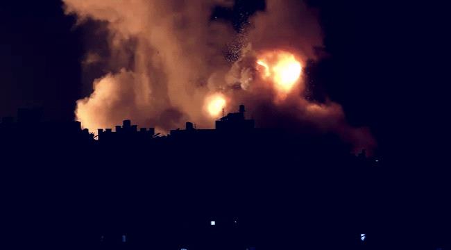 إسرائيل تقصف أهدافا في غزة وسماع دوي انفجارات ضخمة