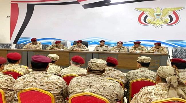 المقدشي يترأس اجتماعاً لهيئات ودوائر وزارة الدفاع في عدن