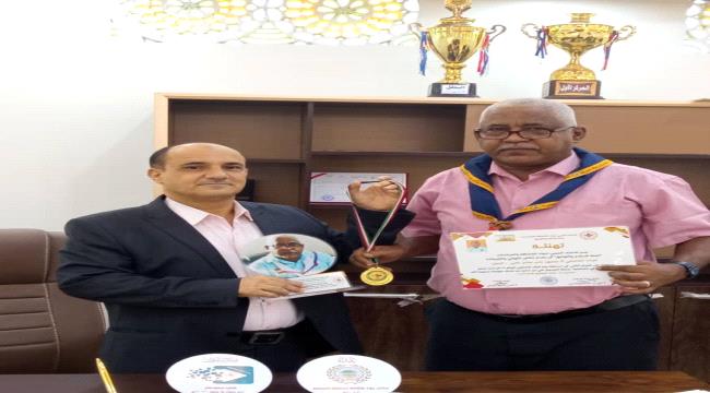 مسؤول محلي يلتقي بالرائد الكشفي الفائز بمسابقة عربية 