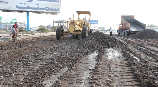 بتمويل صندوق صيانة الطرق.. الشروع في صيانة وتأهيل جولة الشهيد نبيل القعيطي بعدن