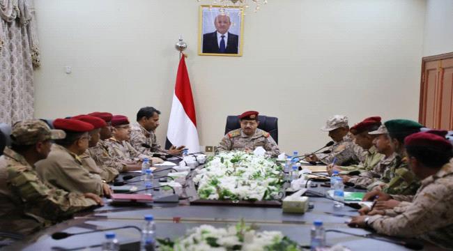 وزير الدفاع اليمني يترأس اجتماع هام في قيادة المنطقة العسكرية الرابعة