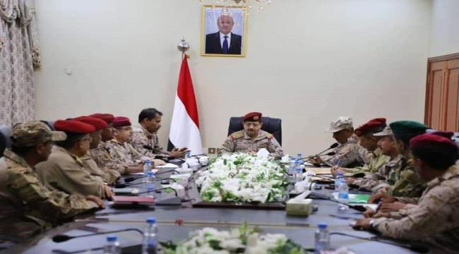 وزير الدفاع اليمني  يترأس اجتماعا في قيادة المنطقة العسكرية الرابعة 
