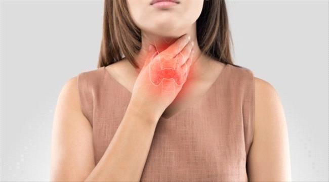 مرض مناعي يهاجم الغدة الدرقية.. وأعراض الإصابة به