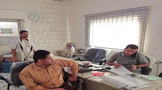 مدير كهرباء عدن يوجه بإيقاف عدد من الفنيين وإحالتهم للتحقيق
