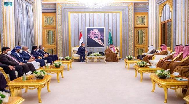 الملك سلمان يستقبل رئيس مجلس القيادة الرئاسي ونوابه