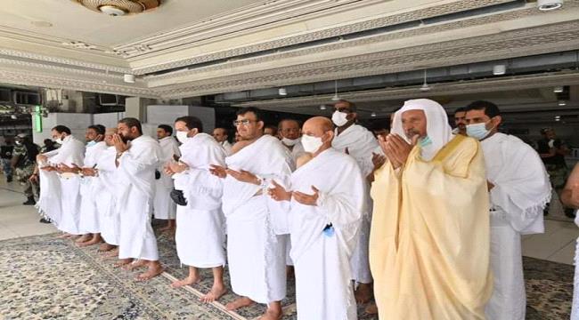 رئيس مجلس القيادة الرئاسي وعدد من نوابه يؤدون مناسك العمرة