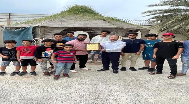 وزير الإتصالات اليمني يتسلم درعا تكريميا
