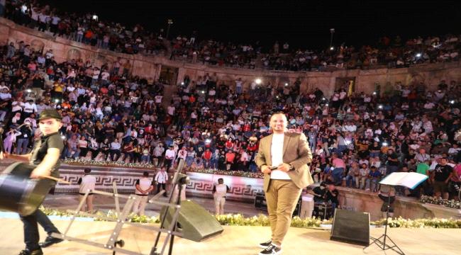 جمهور مهرجان جرش يتوج الفنان « عيسى السقار » سفيراً للأغنية الأردنية