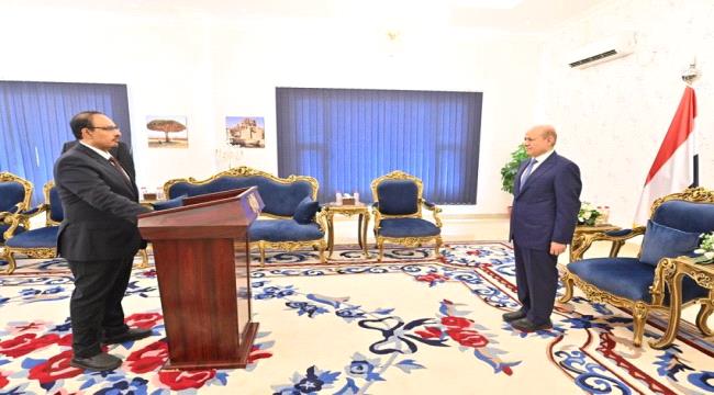 محافظا حضرموت وسقطرى يؤديان اليمين الدستورية امام رئيس مجلس القيادة الرئاسي