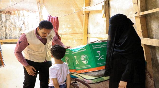 مركز الملك سلمان للإغاثة يدشن توزيع مساعدات غذائية  للنازحين ومتضرري السيول بمديرية شحن