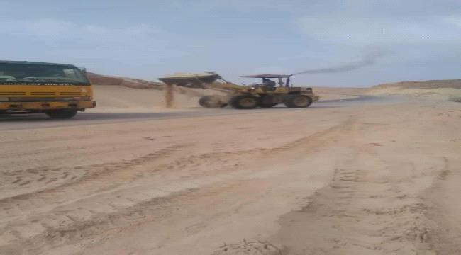 المهرة.. بدء ازاحة الرمال من الخط الدولي