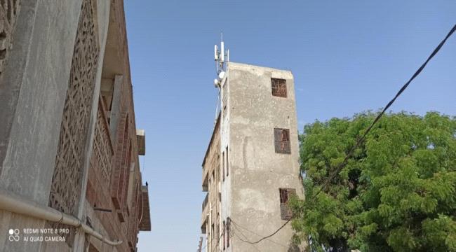 تزايد بناء تركيب ابراج الاتصالات على اسطح المباني بلحج 