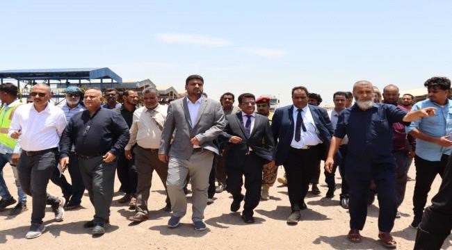 الوزير الشماسي يزور منشأة البريقة النفطية في عدن