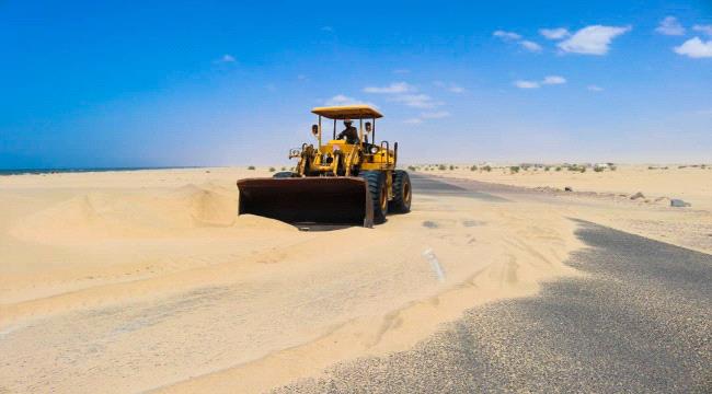 معركة الرمال.. صندوق صيانة الطرق يواصل الحرب ضد الرمال في خط المخا عدن