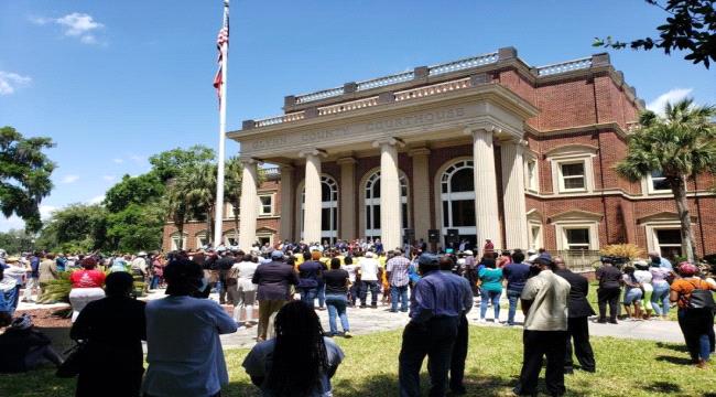 حبس أب وابنه مدى الحياة في جريمة عنصرية