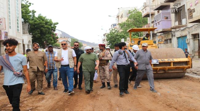 الحريزي يتفقد سير العمل بشارع السواعي في عدن