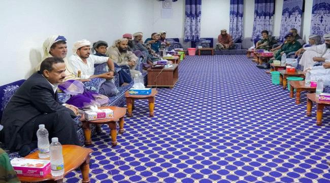 المحافظ بن الوزير يلتقي بِطمشائخ قبيلة بلحارث ويعزي بِوفاة قائد اللواء الخامس دفاع شبوة