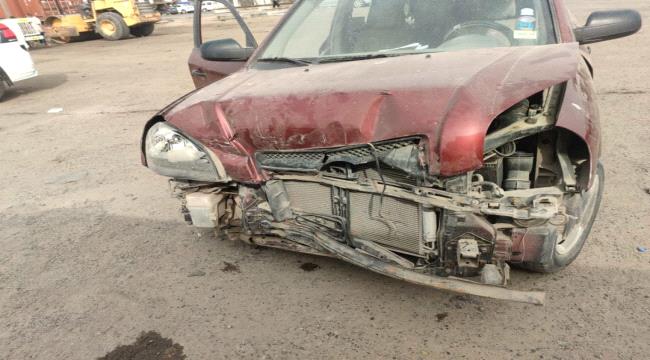 مدير الشؤون القانونية بكهرباء عدن يتعرض لحادث سير بخط إنماء