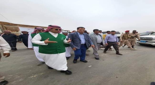 محافظ المهرة يتفقد سير العمل في مشروع تأهيل الطرق الداخلية بمدينة الغيضة 