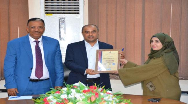 الوزير بن بريك يتسلم شهادة الايزو العالمية الممنوحة لمصلحة الجمارك