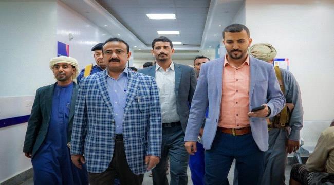 المحافظ بن الوزير يزور هيئة مستشفى شبوة العام ويطلع على مستوى الأضرار الفنية والخسائر الطبية
