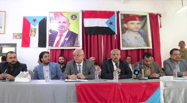 وفد وزاري يلتقي مدراء ومشائخ يافع