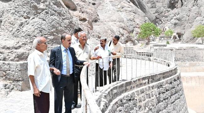 وزير السياحة اليمني يطلع على صهاريج عدن التاريخية