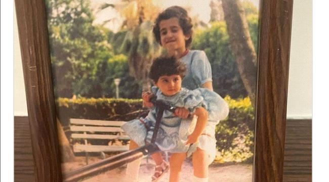 خمّنوا مَن هاتين النجمتين في طفولتهما؟