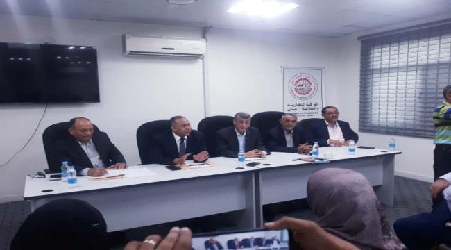 وزير الصناعة والتجارة يترأس اجتماع استثنائي للتجار ورجال الأعمال  