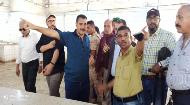 السقاف والداؤودي يحددان مفارش بيع الأسماك في سوق المنصورة المركزي