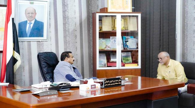 محافظ شبوة يطلع على آلية تنفيذ مشروع حفر 4 آبار جديدة في عتق 