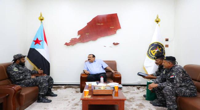 اللواء بن بريك يشيد بدور قوات حرس المنشآت الحكومية
