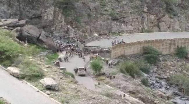 المليشيا الحوثية تفجر عقبة الحلحل الرابطة بين مكيراس ولودر
