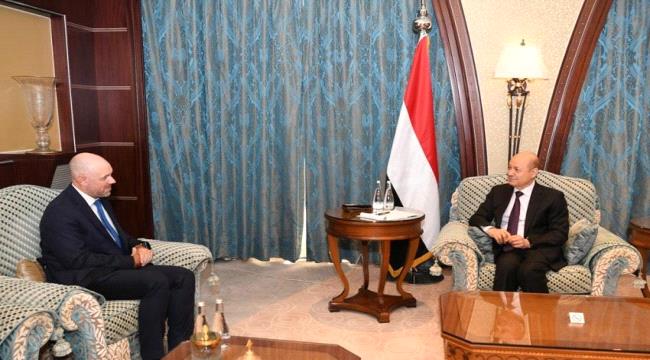 العليمي يؤكد للسفير البريطاني على تمسك اليمن بالمرجعيات الثلاث والقرار 2216