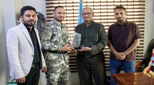 الإنتقالي يُكرّم الغواص «الجبري» لإنقاذه غريق في شواطئ عدن