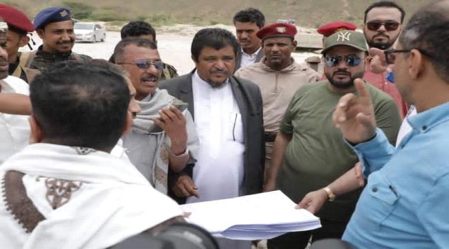 الوزير الحريزي يتفقد الأضرار على الخط الدولي صرفيت- الغيضة
