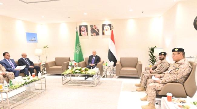 العليمي يزور مقر قيادة قوات التحالف في الرياض