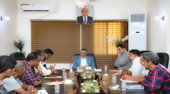 المحافظ لملس يناقش اوضاع الاندية الرياضية بعدن