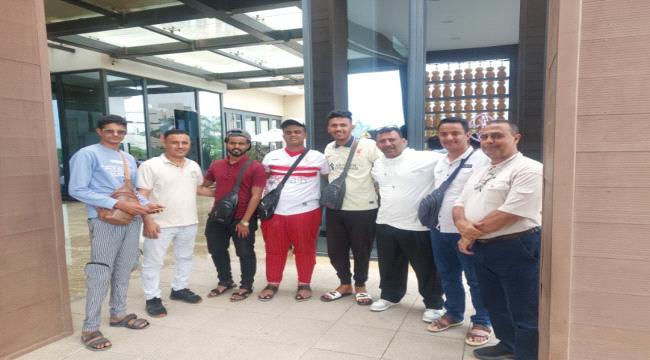 الوفد اليمني للاعلام الرياضي يصل صلالة 